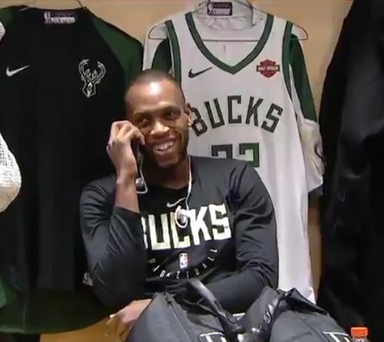 这雪有点大，欧冠赛前一名挪威记者在博德闪耀的球场边线处滑雪（大雪纷飞，欧冠赛前挪威记者在博德闪耀场边滑雪）