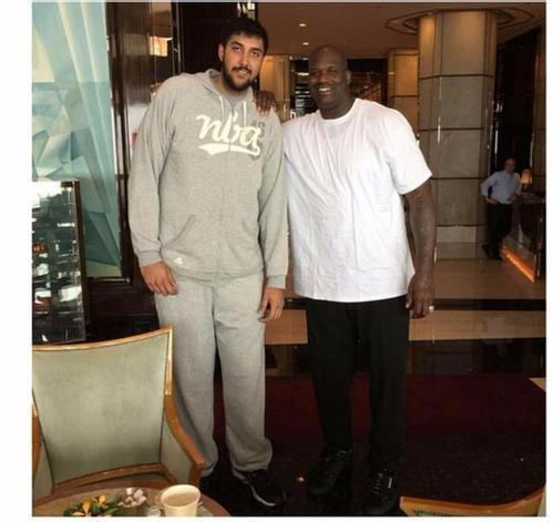 赛后留在狼队主场加练的曼联替补们！ 加油！（曼联替补赛后留守狼队主场加练，继续加油！）