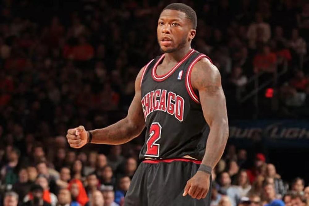 球员直接摊手，态度说明一切（球员摊手示意，态度一目了然）