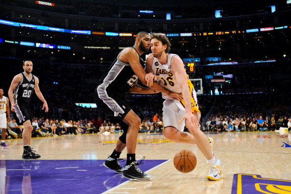 德媒：两名葡体球迷燃放烟火致另一名葡体球迷和一名警官受伤（德媒：两名葡体球迷燃放烟花致一名同队球迷与一名警察受伤）