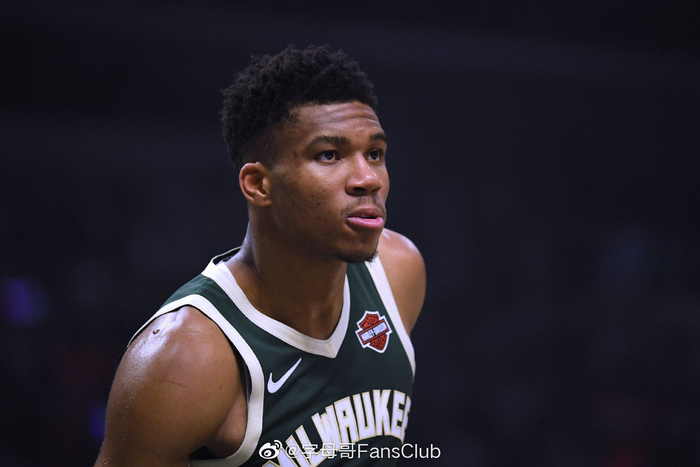 波媒：莱万与巴萨均未确定是否续约，将等到明年再做决定（波媒：莱万与巴萨续约尚无定论，决定待明年）